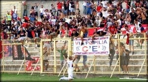 Il capitano Caccetta dopo il terzo gol che ha steso il Catanzaro