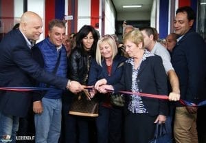 taglio del nastro:Ylenia Marulla,Donata Bergamini,la mamma di Catena