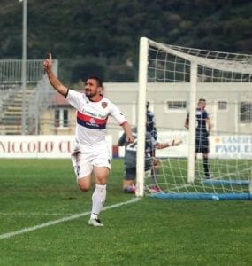 Alberto Filippini esulta dopo il gol decisivo (foto Donato)