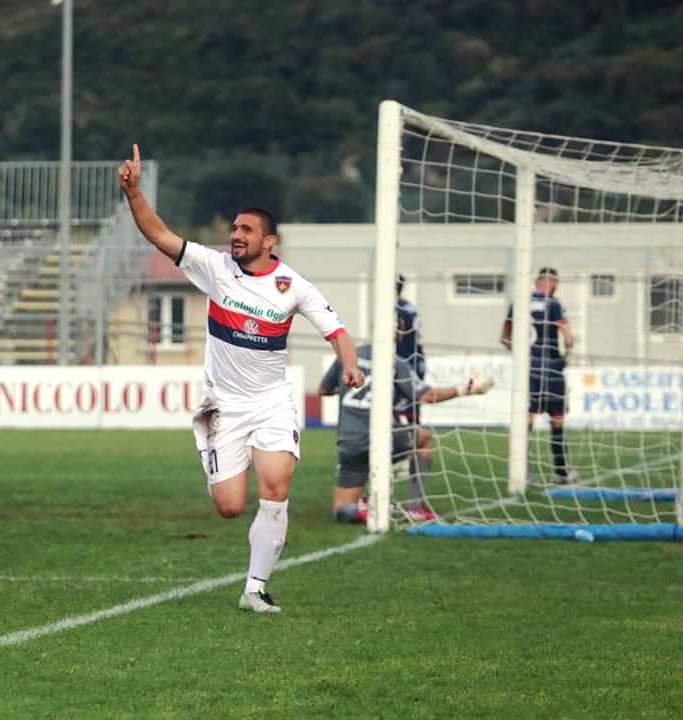 Alberto Filippini esulta dopo il gol decisivo (foto Donato)