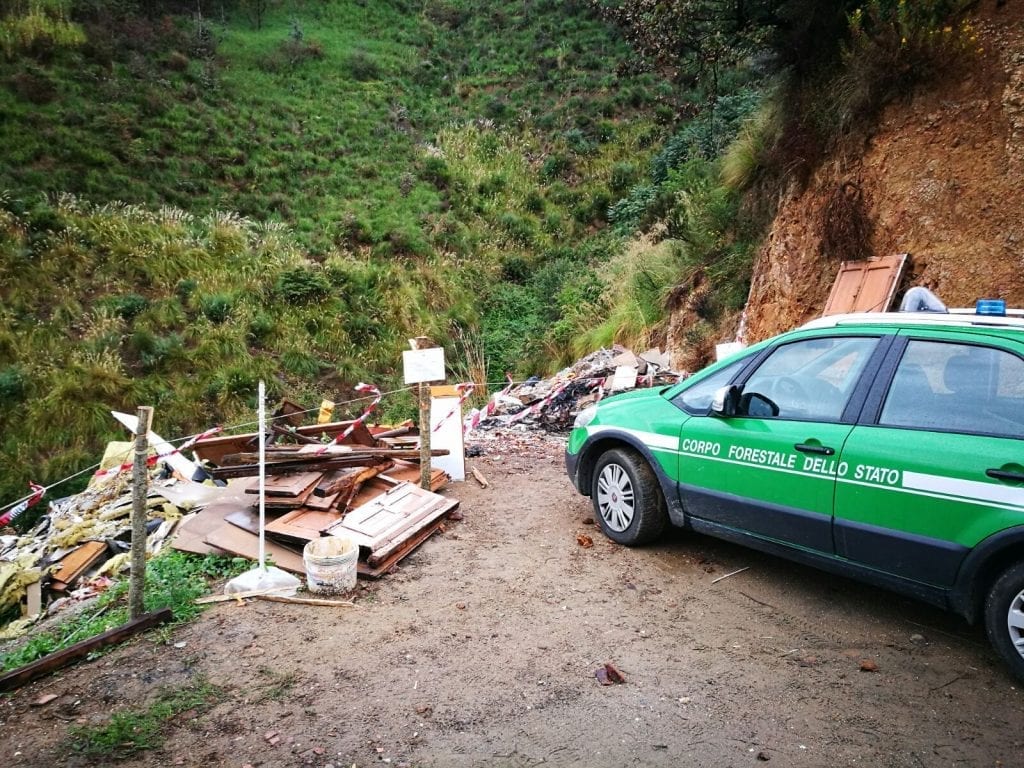 Sequestrata discarica abusiva a Cosenza, una persona denunciata