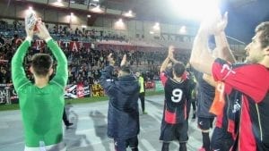 L'abbraccio dei tifosi a fine partita