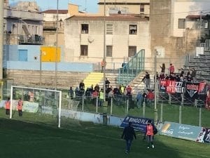 La celere interviene a fine primo tempo dopo un lancio di pietre da parte dei tifosi del Siracusa verso quelli del Cosenza