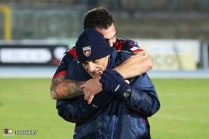 L'abbraccio con mister Roselli (photo ilcosenza.it)