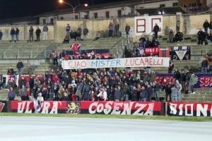 Lo striscione della Sud per Lucarelli (photo Belmonte)