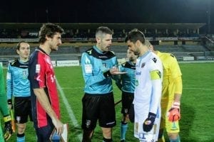 Scambio di gagliardetti per i capitani Tedeschi e Calil