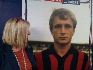 Una commossa Donata Bergamini di fronte alla gigantografia del compianto fratello Denis