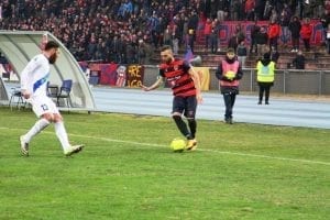 Cavallaro tenta di ubriacare il diretto avversario con un dribbling (photo Belmonte