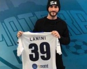 Il neo acquisto Eric Lanini posa con la sua nuova maglia