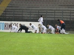 Trenino per i giocatori del Matera dopo il terzo gol al Lecce firmato da Strambelli