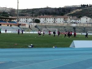 La squadra si allena sotto gli occhi del tecnico