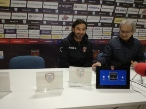 De Angelis sorridente durante la conferenza stampa