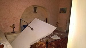 Crollo di un muro all'interno di un'abitazione