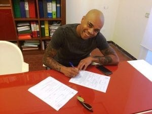 La firma sul contratto che lo legherà al Cosenza fino a Giugno 2018