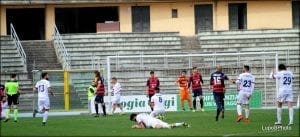 La disperazione dei giocatori del Fondi dopo l'occasione sprecata da Bombagi (photo Mannarino)