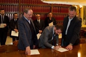 La firma degli attestati dei nuovi Consiglieri provinciali