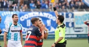 La prima ammonizione subita contro la Virtus Francavilla (photo Capitone-DiCampi)