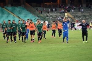 Bari-Cosenza, al termine della gara la squadra ringrazia i tifosi