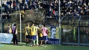 La contestazione alla squadra (photo Cafaro)