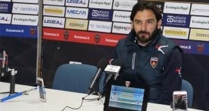 De Angelis nella conferenza stampa odierna (photo IlCosenza.it)