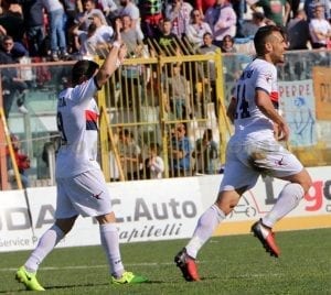 Letizia e Mendicino festeggiano il gol del pari contro la Casertana (photo Donato)