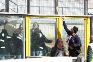 Il momento del lancio delle mimose