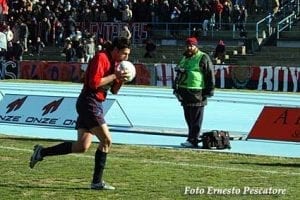 Il bacio di Occhiuzzi al pallone prima di battere i calci d'angolo (photo Pescatore)
