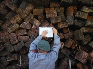 Aprigliano, rifiuti: sequestrate traversine ferroviarie