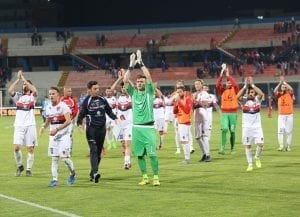 Il saluto della squadra ai tifosi giunti a Catania (photo Sergi)