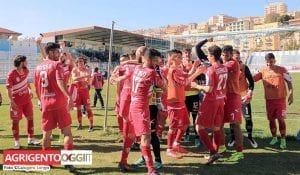 L'esultanza sotto la curva dei tifosi al termine della partita vittoriosa di sabato (photo Longo)