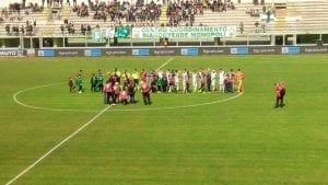 Le squadre schierate in campo prima del calcio d'inizio
