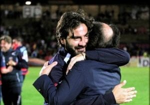 L'abbraccio tra De Angelis e Guarascio