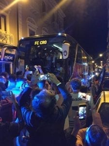 Il pullman del Crotone assediato dai tifosi in festa (photo F.C. Crotone)