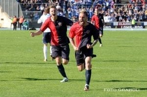 La gioia di Criaco dopo l'eurogol nella partita del centenario (photo Grazioli)