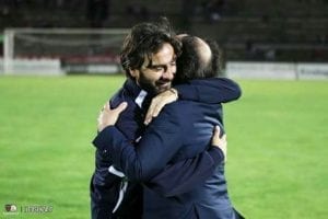 De Angelis e il presidente Guarascio si abbracciano a fine partita (photo Il Cosenza.it)