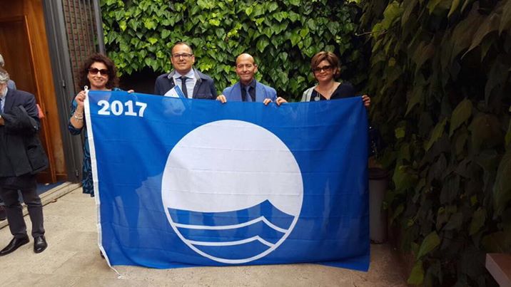 Delegazione Rosetana ritira la Bandiera Blu 2017