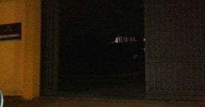 Eccola la porta carraia rimasta misteriosamente aperta