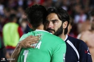 De Angelis con gli occhi lucidi abbraccia un inconsolabile Perina (photo Cosenza Calcio)