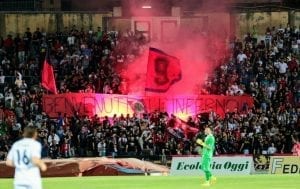 La Curva Sud, gremita così come non si vedeva da anni (photo Mannarino)