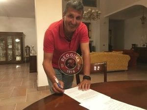 La firma di Maurizi sul contratto che lo legherà alla Reggina (photo Reggina 1914)