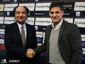 La stretta di mano tra il presidente Guarascio e l'ormai ex DS Valoti (photo Cosenza Calcio)