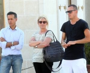 Donata Bergamini assiste alle fasi della riesumazione della salma del fratello