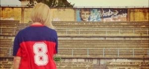 Donata Bergamini con la maglia numero 8 del fratello Denis