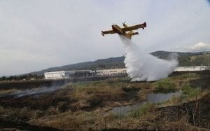 Uno dei tanti incendi che hanno interessato la zona della Legnochimica a Rende