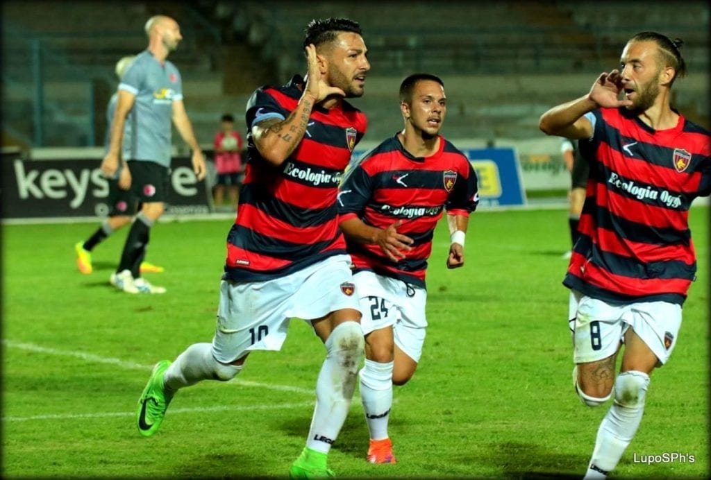 Caccavallo dopo il gol del primo vantaggio rossoblu (photo Mannarino)