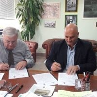 Il momento della firma tra Francesco Paletta e Diego Bouchè