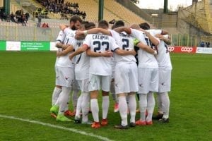 Abbraccio motivazionale tra i calciatori dei lupi prima dell'inizio (photo Rosito)