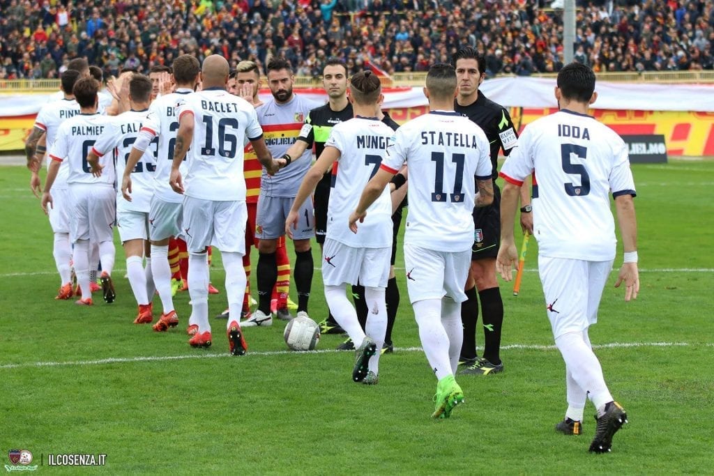 Squadre in campo prima del fischio d'inizio (photo IlCosenza.it)