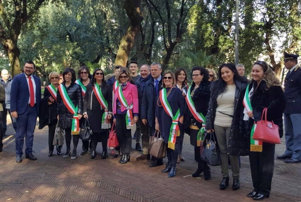 Foto di gruppo in occasione dell'installazione della panchina rossa