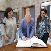 Il console firma il libro d'onore